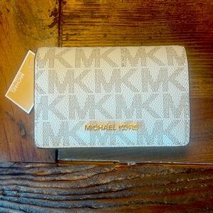 Michael Kors Jet Set wallet. Brand New with tags.